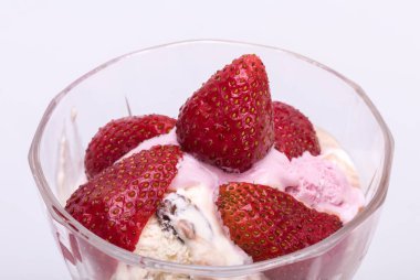 Dondurma ve beyaz arka planda izole edilmiş taze olgun çilekler. 