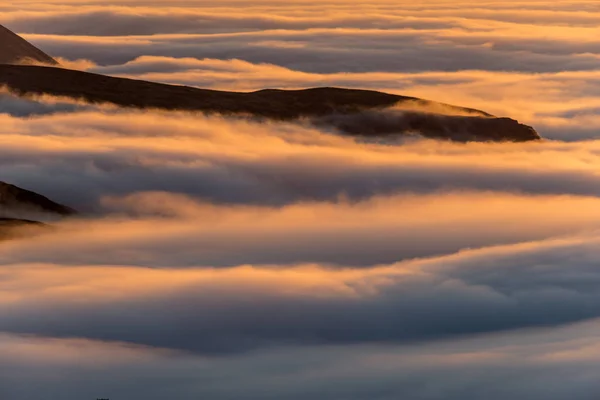 Zasněná Mlhavá Krajina Nad Mořem Mraků Hory Při Západu Slunce — Stock fotografie