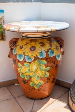 Ravello, İtalya - 16 Haziran 2017: Sanatsal seramik ürünleri satışında Ravello için. Amalfi Coast üzerinde büyüleyici bir kasaba onun el boyaması sanatsal cermic için bilinir. Campania. İtalya