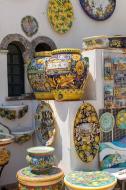 Ravello, İtalya - 16 Haziran 2017: Sanatsal seramik ürünleri satışında Ravello için. Amalfi Coast üzerinde büyüleyici bir kasaba onun el boyaması sanatsal cermic için bilinir. Campania. İtalya