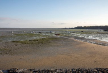 Cancale 'in ünlü istiridye üretim kasabası Brittany, Fransa' da sahilde karada kayıklar.,