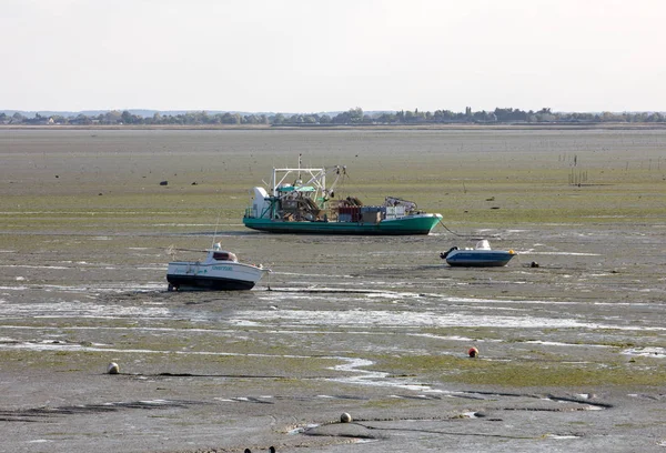 Boats Dry Land Beach Low Tide Cancale Famous Oysters Production — Stock Photo, Image