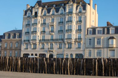 St. Malo, Fransa - 15 Eylül 2018: akşam güneşinde plaj ve Saint Malo 'da deniz kenarı boyunca binalar. Britanya, Fransa