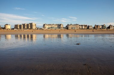 St. Malo, Fransa - 16 Eylül 2018: akşam güneşinde plaj ve Saint Malo 'da deniz kenarı boyunca binalar. Britanya, Fransa