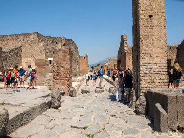Pompei, İtalya - 15 Haziran 2017: Bir eski Arnavut kaldırımlı sokakta Pompei, İtalya kalıntıları. Roma şehri Vesuvius volkan tarafından tahrip.