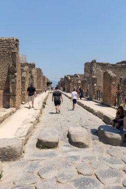 Pompei, İtalya - 15 Haziran 2017: Bir eski Arnavut kaldırımlı sokakta Pompei, İtalya kalıntıları. Roma şehri Vesuvius volkan tarafından tahrip.