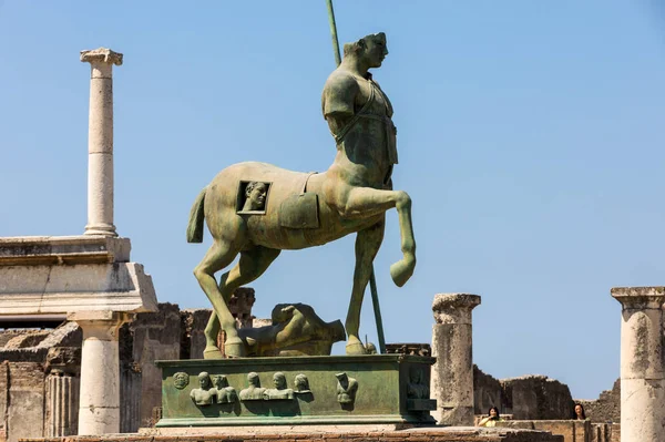 ディスプレイ上ポンペイ遺跡 古代ローマ時代の都市のポーランド語彫刻家イゴール Mitoraj の彫刻がヴェスヴィオ山の噴火によって紀元前 年破壊されたポンペイ イタリア 2017 — ストック写真