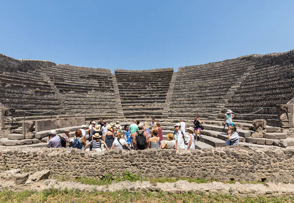 Помпеи, Италия - 15 июня 2017 года: Знаменитая археологическая достопримечательность Помпеи ЮНЕСКО. Толпа туристов под палящим солнцем
.