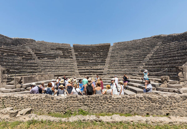 Помпеи, Италия - 15 июня 2017 года: Знаменитая археологическая достопримечательность Помпеи ЮНЕСКО. Толпа туристов под палящим солнцем
.
