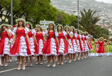 Funchal; Madeira; Portekiz - 22 Nisan; 2018: bir grup kadın kırmızı ve beyaz elbiseler dans Madeira çiçek Festivali geçit töreninde Funchal, Madeira Adası üzerinde. Portekiz.