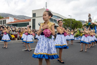 Funchal; Madeira; Portekiz - 22 Nisan; 2018: kız renkli kostümleri bir grup dans Madeira çiçek Festivali geçit töreninde Funchal, Madeira Adası üzerinde. Portekiz.