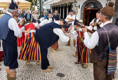 Funchal, Portekiz - 19 Nisan 2018: Halk müzisyenler ve dansçılar Avenida Arriaga Funchal Madeira Adası, Portekiz performans.