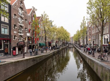Amsterdam, Hollanda - 20 Nisan 2017: Canal sahne ile geleneksel Hollanda Red Light District içinde ev sahipliği yapmaktadır. Amsterdam. Hollanda