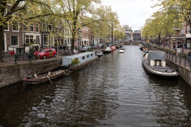 Amsterdam, Hollanda - 20 Nisan 2017: Geleneksel tarihi Hollanda gable evleri yanında kanal Amsterdam Hollanda