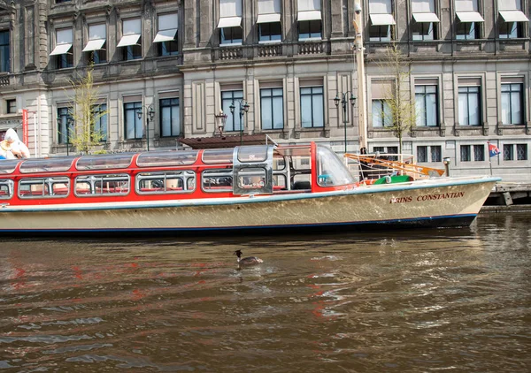 Amsterdam Nizozemsko Dubna 2017 Výletní Turistické Lodi Kanálu Amsterdamu Nizozemsku — Stock fotografie