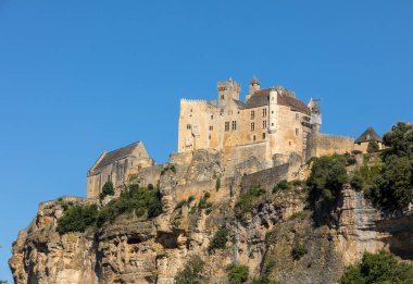  Dordogne Nehri 'nin üzerindeki kireçtaşı uçurumunda yükselen Ortaçağ Şatosu Beynac. Fransa, Dordogne Bölümü, Beynac-et-Cazenac