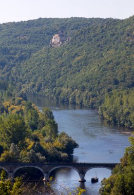Beynac-et-Cazenac Kalesi, Aquitaine, Fransa 'dan Dordogne Nehri' nin manzarası