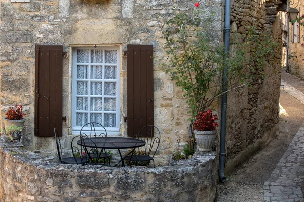 法国碧娜克 卡泽纳茨一座古老石屋的浪漫阳台上 一张黑色金属桌子和一把椅子 — 图库照片
