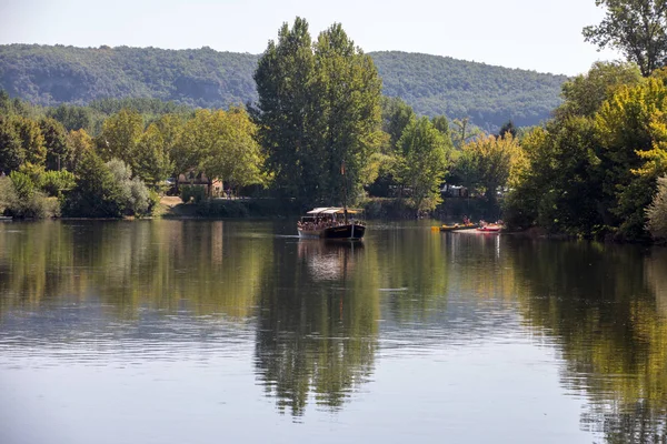 Beynac Cazenac Dordogne Frankrike September 2018 Kanot Och Turist Båt — Stockfoto