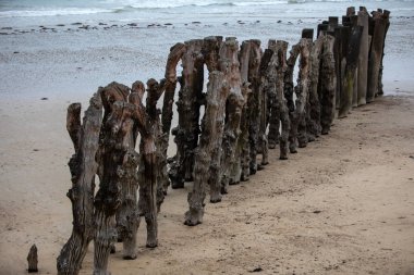 Büyük dalgakıran, gelgit şehirden, Saint-Malo, Ille-et-Vilaine, Brittany, Fransa Plage de l'ventail Beach'te savunmak için 3000 gövdeleri.