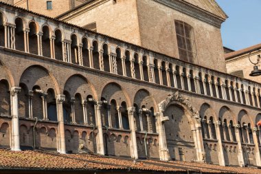  Ferrara Katedrali 'nin yan duvarı, Basilica Cattedrale di San Giorgio, Ferrara, İtalya 