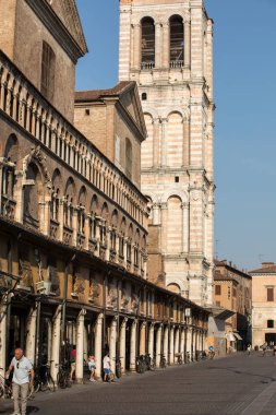 Ferrara, İtalya - 10 Haziran 2017: Sahne Via Trento e Trieste ve yerel ve turistler, Ferrara, Emilia-Romagna, İtalya ile Katedral Kulesi