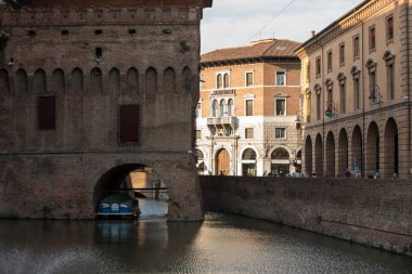 Ferrara, İtalya - 10 Haziran 2017: 14. yüzyıldan kalma dört kuleli kale, Ferrara, Emilia-Romagna, İtalya