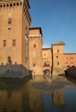 Estense Kalesi, 14. yüzyıldan kalma dört kulelik bir kale, Ferrara, Emilia-Romagna, İtalya