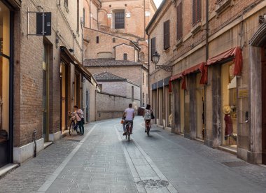 Ferrara, İtalya - 10 Haziran 2017: Ferrara, İtalya'nın tarihi merkezi sokakta