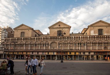 Ferrara, İtalya - 10 Haziran 2017: Loggia Ferrara Duomo, Via Trento Trieste, Ferrara, Emilia-Romagna, İtalya, Avrupa'nın kenarındaki tüccarların.