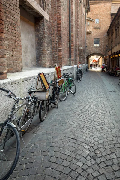 Ferrara Italia Junio 2017 Antigua Calle Medieval Piedra Centro Histórico —  Fotos de Stock