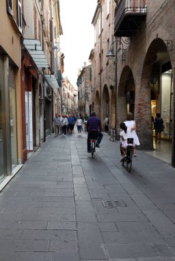 Ferrara, İtalya - 10 Haziran 2017: Via San Romano Ortaçağ dörtte Ferrara. Emilia-Romagna. İtalya. 
