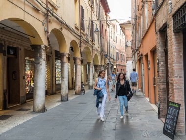Ferrara, İtalya - 10 Haziran 2017: Via San Romano Ortaçağ dörtte Ferrara. Emilia-Romagna. İtalya. 