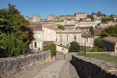 St. Emilion, Fransa - 8 Eylül 2018: St. Emilion, Fransa 'nın panoramik manzarası. St Emilion, Bordeaux 'nun başlıca kırmızı şarap bölgelerinden biridir ve çok popüler bir turizm merkezidir..