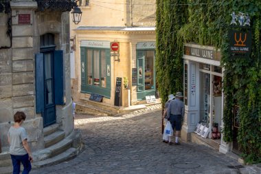 Saint Emilion, Fransa - 11 Eylül 2018: Fransa 'da Saint Emilion' da bir şarap dükkanının dışı. St Emilion, Bordeaux 'nun başlıca kırmızı şarap bölgelerinden biridir ve çok popüler bir turizm merkezidir..