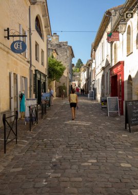 Saint Emilion, Fransa - 8 Eylül 2018 Rue de la Cadene Cadene caddesi Cadene Limanı 'ndan şehrin merkezine kadar uzanır. St Emilion, Bordeaux 'nun başlıca kırmızı şarap bölgelerinden biridir ve çok popüler bir turizm merkezidir..