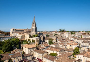 St. Emilion, Fransa - 8 Eylül 2018: St. Emilion, Fransa 'nın panoramik manzarası. St Emilion, Bordeaux 'nun başlıca kırmızı şarap bölgelerinden biridir ve çok popüler bir turizm merkezidir..