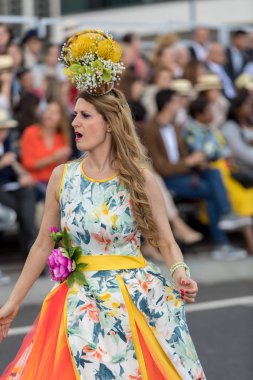 Funchal; Madeira; Portekiz - 22 Nisan; 2018: Madeira çiçek Festivali Parade, Funchal, Madeira, Portekiz, renkli bir kostüm kadında