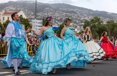 Funchal; Madeira; Portekiz - 22 Nisan; 2018: bir grup insan renkli kostümleri dans Madeira çiçek Festivali geçit töreninde Funchal, Madeira Adası üzerinde. Portekiz.
