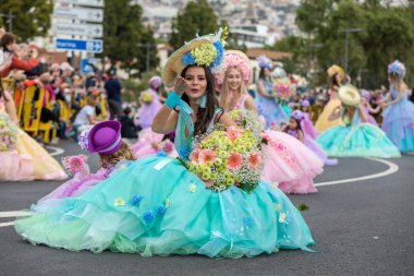 Funchal; Madeira; Portekiz - 22 Nisan; 2018: bir grup insan renkli kostümleri dans Madeira çiçek Festivali geçit töreninde Funchal, Madeira Adası üzerinde. Portekiz.