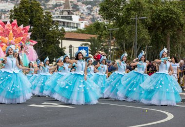 Funchal; Madeira; Portekiz - 22 Nisan; 2018: bir grup kadın mavi elbiseler dans Madeira çiçek Festivali geçit töreninde Funchal, Madeira Adası üzerinde. Portekiz.
