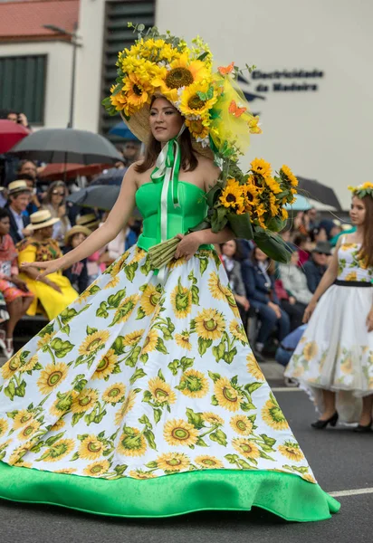 Funchal Madeira Portugal April 2018 Frau Buntem Kleid Mit Sonnenblumen — Stockfoto