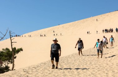Pilat Kum tepesi, Fransa - 10 Eylül 2018: Avrupa 'nın en uzun kum tepesi olan Pilat Kum tepesinde yürüyen insanlar. La Teste-de-Buch, Arcachon Körfezi, Aquitaine, Fransa 