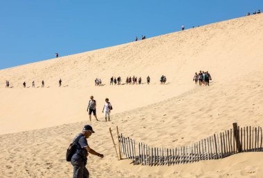 Pilat Kum tepesi, Fransa - 10 Eylül 2018: Avrupa 'nın en uzun kum tepesi olan Pilat Kum tepesinde yürüyen insanlar. La Teste-de-Buch, Arcachon Körfezi, Aquitaine, Fransa 