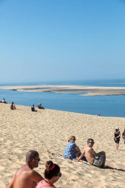 Pilat Kumulu, Fransa - 10 Eylül 2018: Avrupa 'nın en uzun kum tepesi olan Pilat Kumulundaki İnsanlar. La Teste-de-Buch, Arcachon Körfezi, Aquitaine, Fransa 