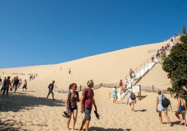 Dune Pilat, Fransa - Eylül 10,2018: Dune du Pilat, Aquitaine, Fransa Avrupa tırmanma insanlar 