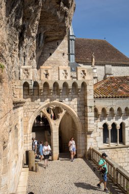 Rocamadour, Fransa - 3 Eylül 2018: Tarihi St.-Sauveur Bazilikası taş duvarları Fransa 'nın Rocamadour kentindeki kayalıklara harmanlandı 