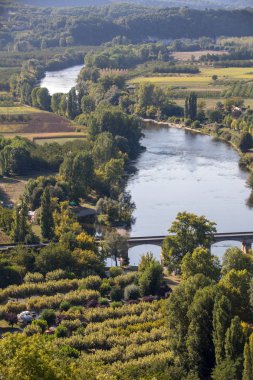 Dordogne Nehri ve Dordogne Vadisi 'nin manzarası eski Domme, Dordogne, Fransa' nın duvarlarından