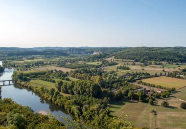 Dordogne Nehri ve Dordogne Vadisi 'nin manzarası eski Domme, Dordogne, Fransa' nın duvarlarından