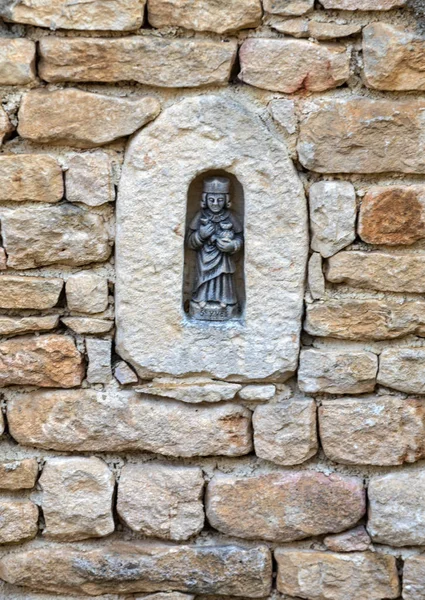 Μεσαιωνικό Πέτρινο Τοίχο Ένα Μικρό Άγαλμα Της Θρησκευτικής Αγίου Στην — Φωτογραφία Αρχείου